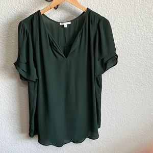 EUC DR2 forest green V-neck, short sleeve blouse in XL.